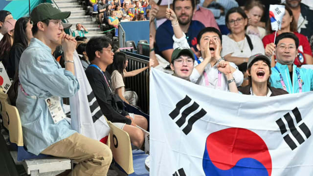 2024巴黎奥运直播变韩剧！李栋旭、崔珉豪亮相乒乓铜牌赛观众席