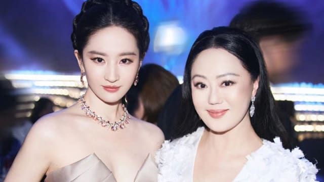 章小蕙是《玫瑰的故事》原型？与刘亦菲合影掀热议