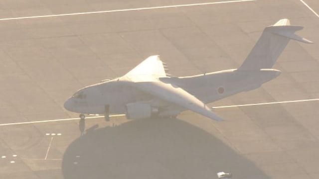 驾驶舱窗户空中滑开 日本航空自卫队飞机迫降新泻