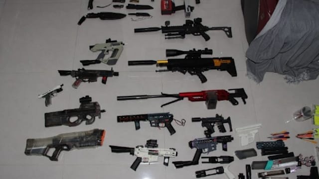 男子因持有违禁武器及攻击性物品被逮捕