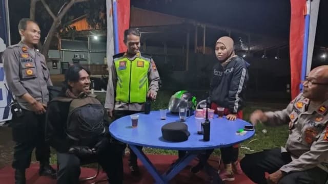 骑车载妻女回乡过节 印尼男骑了80公里才发现妻子不见