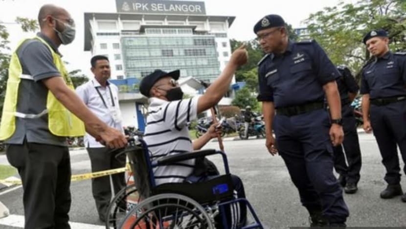 Anggota polis berkerusi roda menangis datang mengundi dalam PRU15