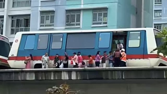 武吉班让轻轨列车故障 乘客沿着轨道走回轻轨站
