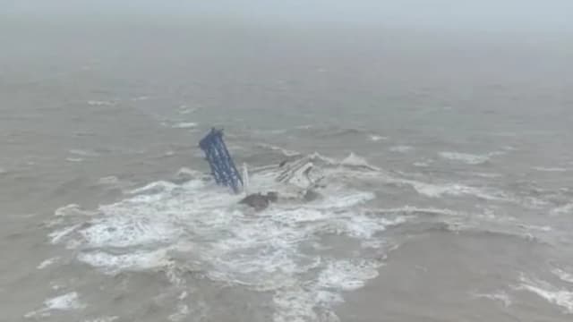 中国工程船福景001遭遇暴风沉没 搜救人员打捞出12具尸体