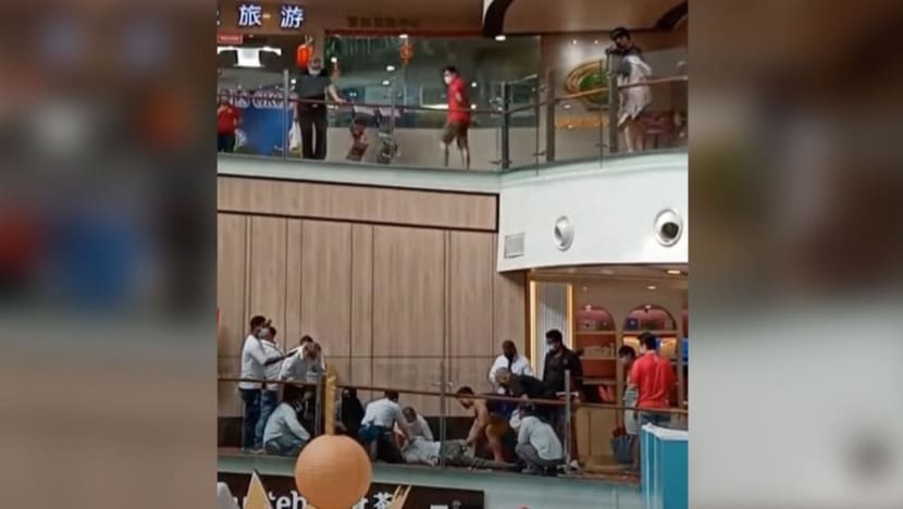 Pekerja cedera selepas terjatuh 2 tingkat di Chinatown Point Pekerja cedera selepas terjatuh 2 tingkat di Chinatown Point