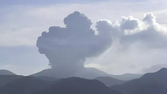 鹿儿岛新燃岳火山喷发 5500米火山灰冲上云霄