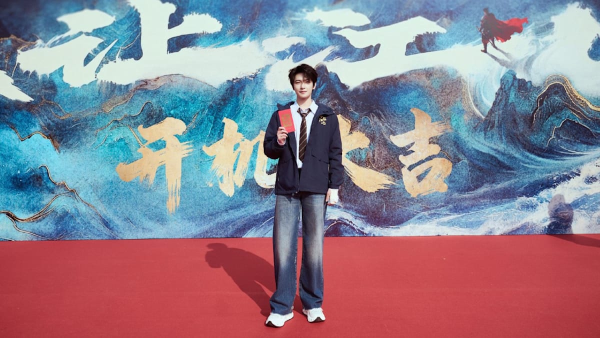 杨洋出席新剧开镜,左手骨折引关切!现场交代伤势展现暖男本色 - vibes by 8world