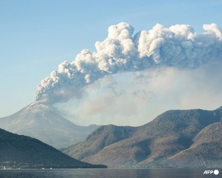 Airlines around Asia ground Bali flights due to ash from erupting volcano