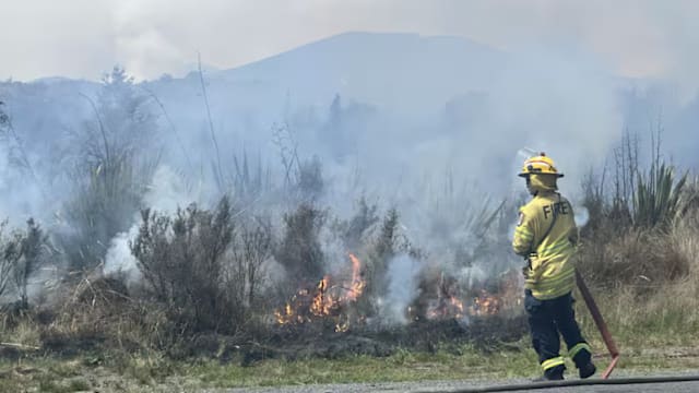 新西兰汤加里罗国家公园野火延烧 当局紧急疏散登山客