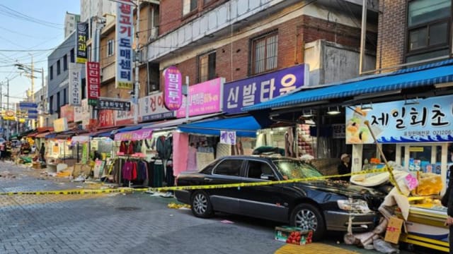 韩国七旬老翁开车冲入传统市场 至少13人受伤