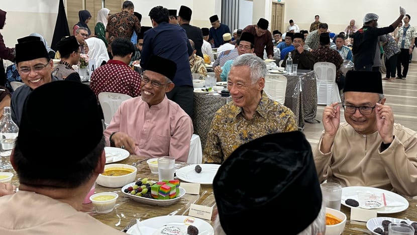 PM Lee sertai 450 jemaah dan tetamu berbuka puasa di Masjid Al-Amin PM Lee sertai 450 jemaah dan tetamu berbuka puasa di Masjid Al-Amin