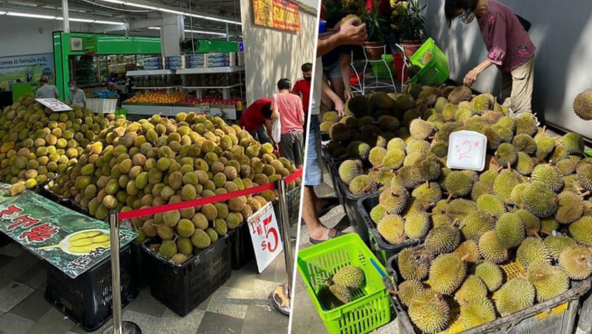 Sheng Siong jual durian udang merah 3 untuk S$10, MSW S$15/kg Sheng Siong jual durian udang merah 3 untuk S$10, MSW S$15/kg