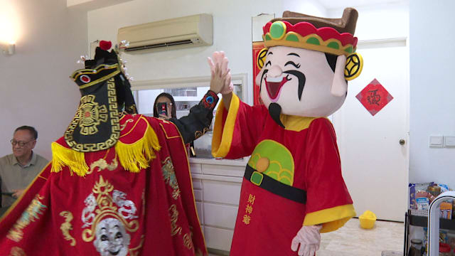 财神爷上门添年味 服装租借业者迎旺季