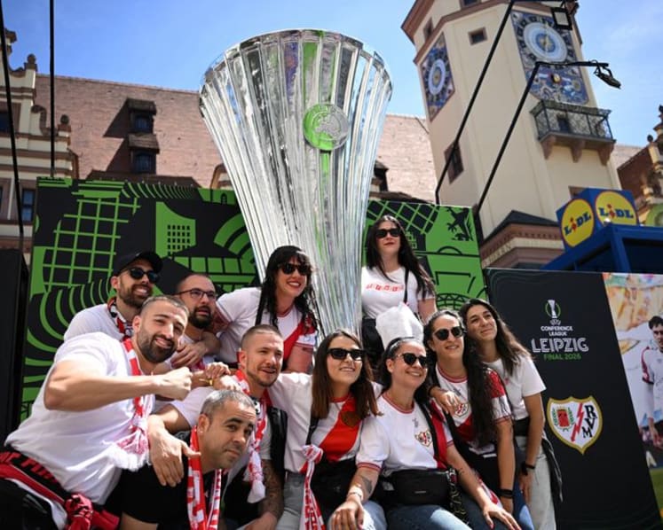 Rayo and Palace supporters soak up sun ahead of Conference League final