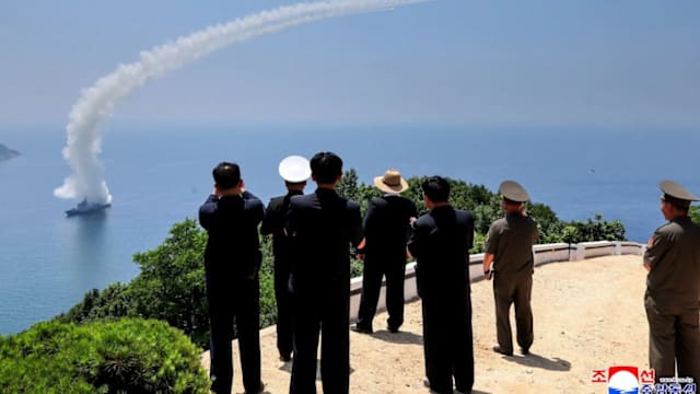 金正恩视察新型驱逐舰武器测试 下令“姜健号”两个月内服役