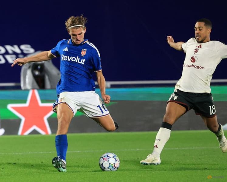 Paz dazzles as Como thrash Manchester United 4-1
