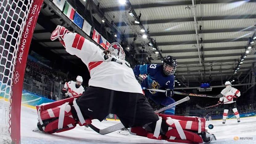 Ice hockey-Change of goalie helps Swiss reach women's semis as Braendli saves all