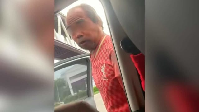 泰国男子分发免费食物 反被流浪汉殴打