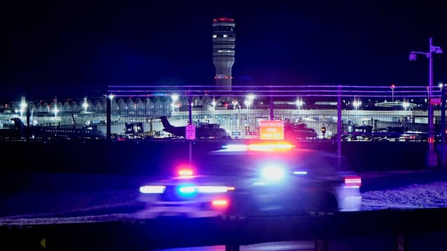 美国一架客机与军方直升机相撞 客机坠河