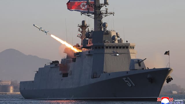 朝鲜驱逐舰试射多枚导弹 金正恩现场视察