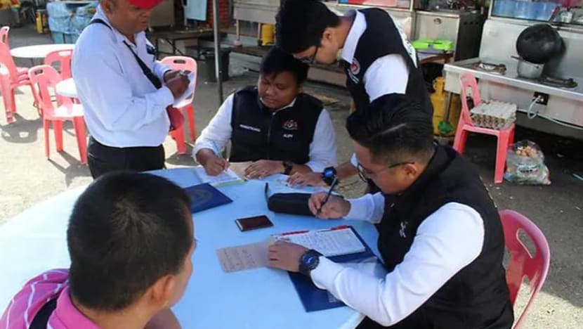 Rakyat S'pura antara 5 orang yang disaman di Johor kerana merokok di kedai makan