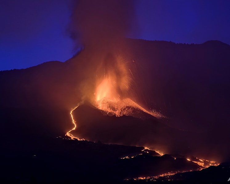 Volcanic ash cloud halts flights to and from Spanish island
