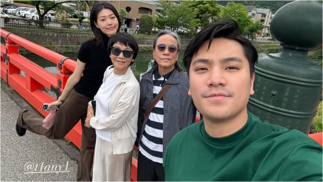 儿子晒甜蜜全家福　张艾嘉富商老公罕见亮相