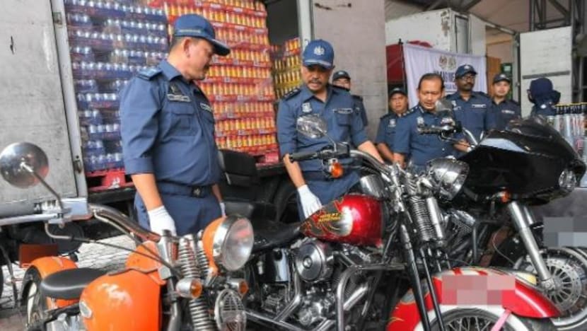 Kastam Johor rampas barangan seludup, air zam zam palsu bernilai RM3 juta Kastam Johor rampas barangan seludup, air zam zam palsu bernilai RM3 juta