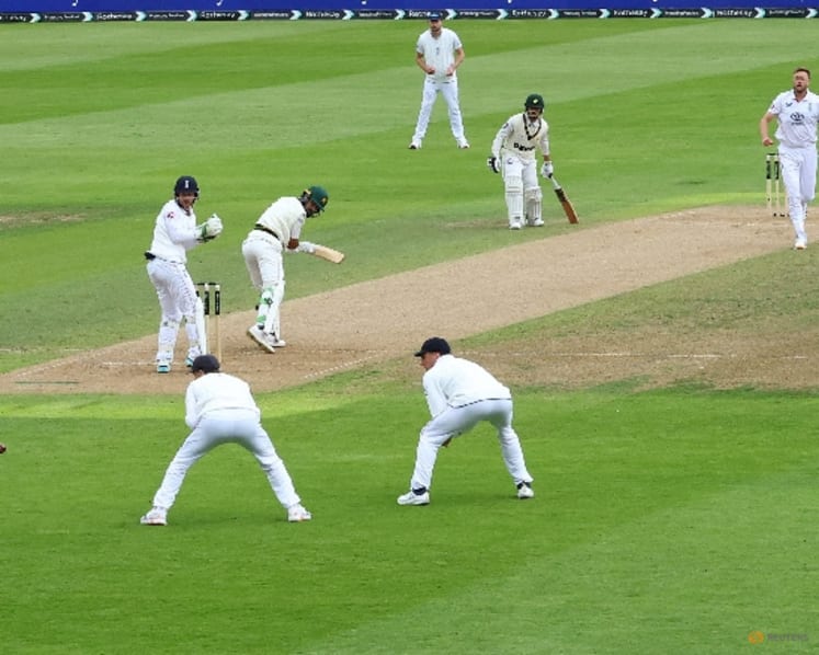 Robinson strikes twice as England close in on Pakistan whitewash