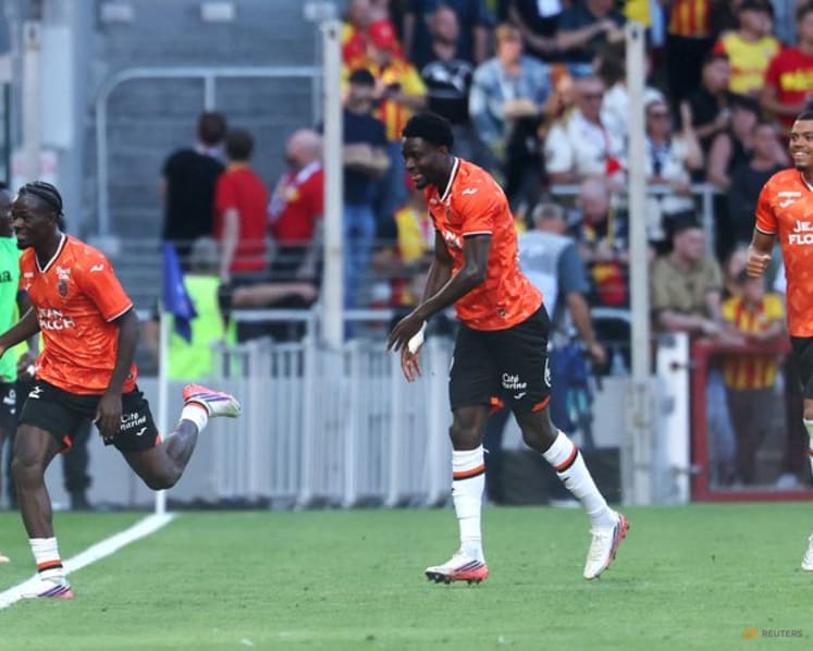 Fans jeer as Lens suffer surprise home defeat to Lorient