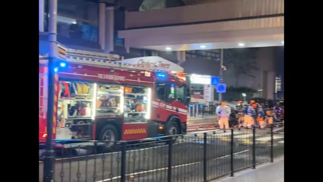 一辆轿车在乌节路附近起火 所幸无人受伤