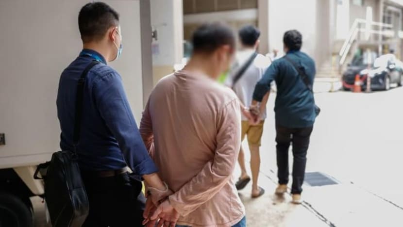 18 ditangkap disyaki bawa warga asing masuk S'pura dengan pas kerja yang diperoleh secara haram 18 ditangkap disyaki bawa warga asing masuk S'pura dengan pas kerja yang diperoleh secara haram