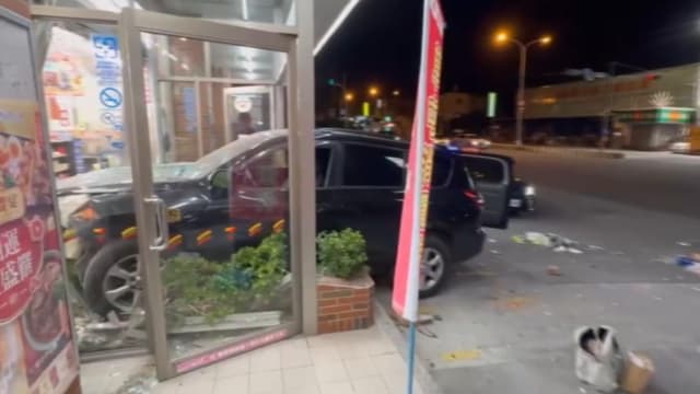 台湾女司机情绪不稳连撞便利店门 目击者：她狂丢东西喊地震