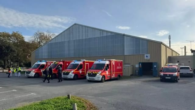 法国奥莱龙岛发生汽车冲撞人群事件 多人受伤