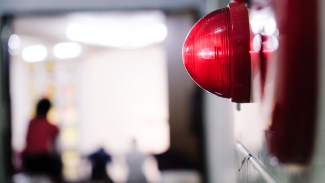 大楼警报接连两个凌晨作响 居民被吵得报警求助