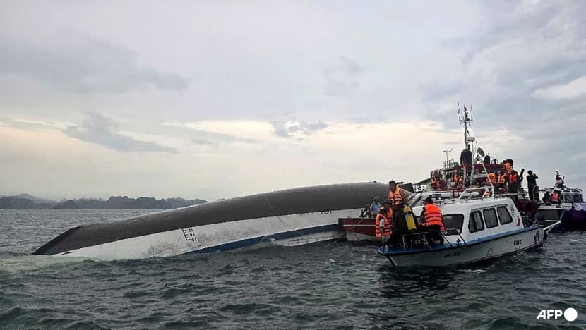Tourist boat capsizes in Vietnam's Ha Long Bay, leaving 34 dead Tourist boat capsizes in Vietnam's Ha Long Bay, leaving 34 dead