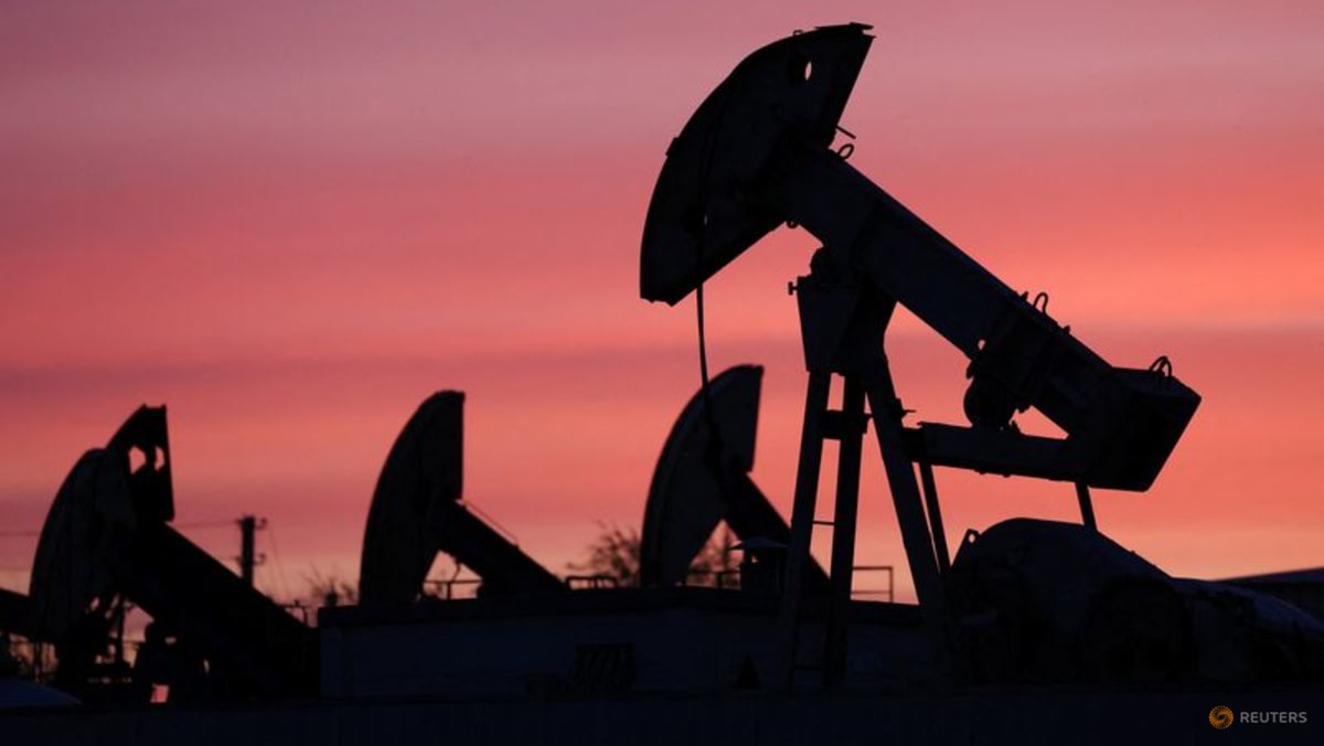 Oil gains after selloff, awaits progress on Strait of Hormuz flows 