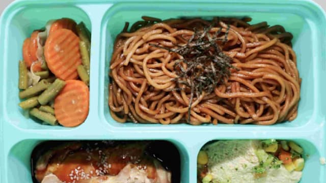 华侨中学预制饭盒风波 网传学生受访后被扣纪律分