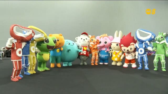 国庆吉祥物即兴演出爆红 扮演者感惊喜