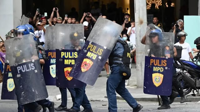 马尼拉反贪示威演变冲突 逾200人被捕