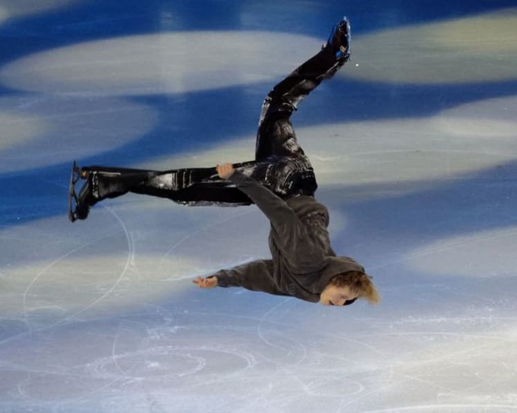Figure skating-Liu shines, Malinin stumbles in drama-filled competition