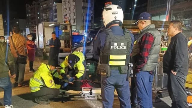台湾夜市发生砍人事件 摊位员工背部中刀溅血