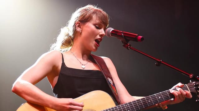 Taylor Swift惊喜献唱，力挺男友Travis Kelce主办的慈善活动！