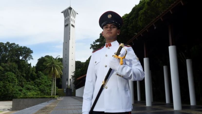 2LT Muhammad Ilham Rizqullah Rohaizad berjaya capai impian jadi pegawai SAF, banggakan ibunya