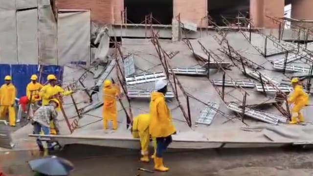 强风暴雨突来袭 新山工地鹰架倒 砸中两车
