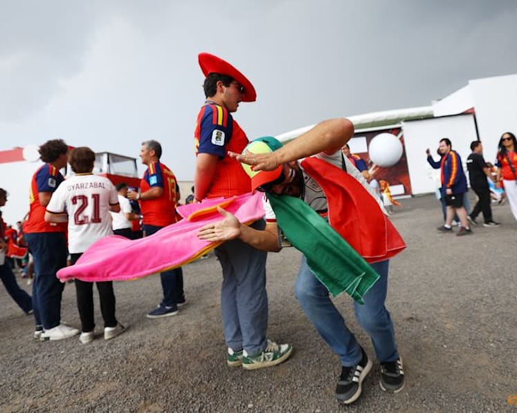 Spain fans keep Manolo's drumbeat alive in Mexico