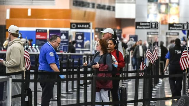 特朗普要求所有空管人员立即复工 否则将面对大幅扣薪处分