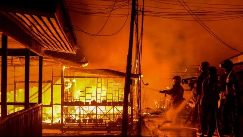 30 rumah atas air musnah akibat kebakaran di Semporna 30 rumah atas air musnah akibat kebakaran di Semporna