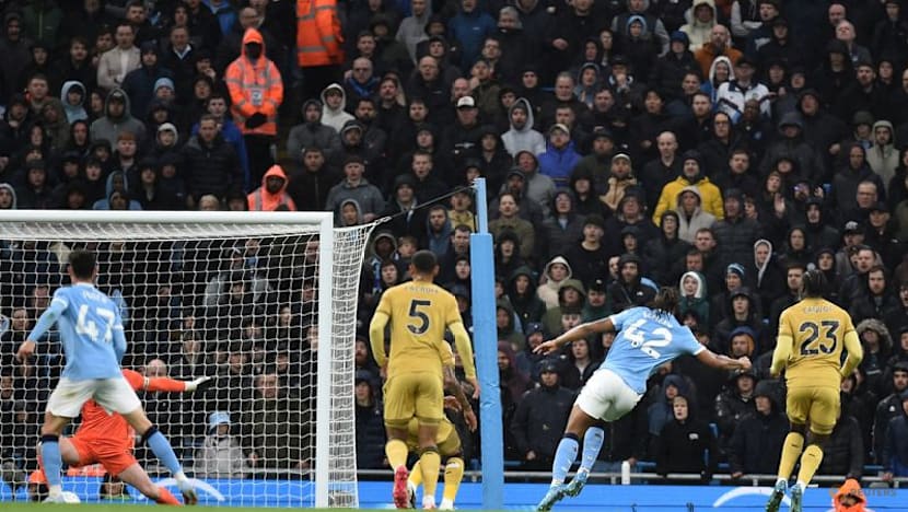 City slice Arsenal's league lead to two points with 3-0 win over Palace
