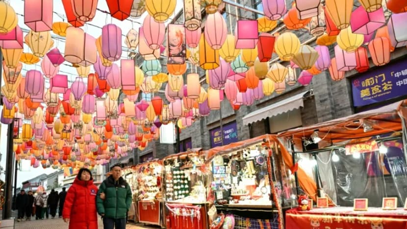 Saham bercampur-campur, nilai dolar kukuh pada permulaan minggu yang suram